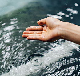 温泉に入浴する